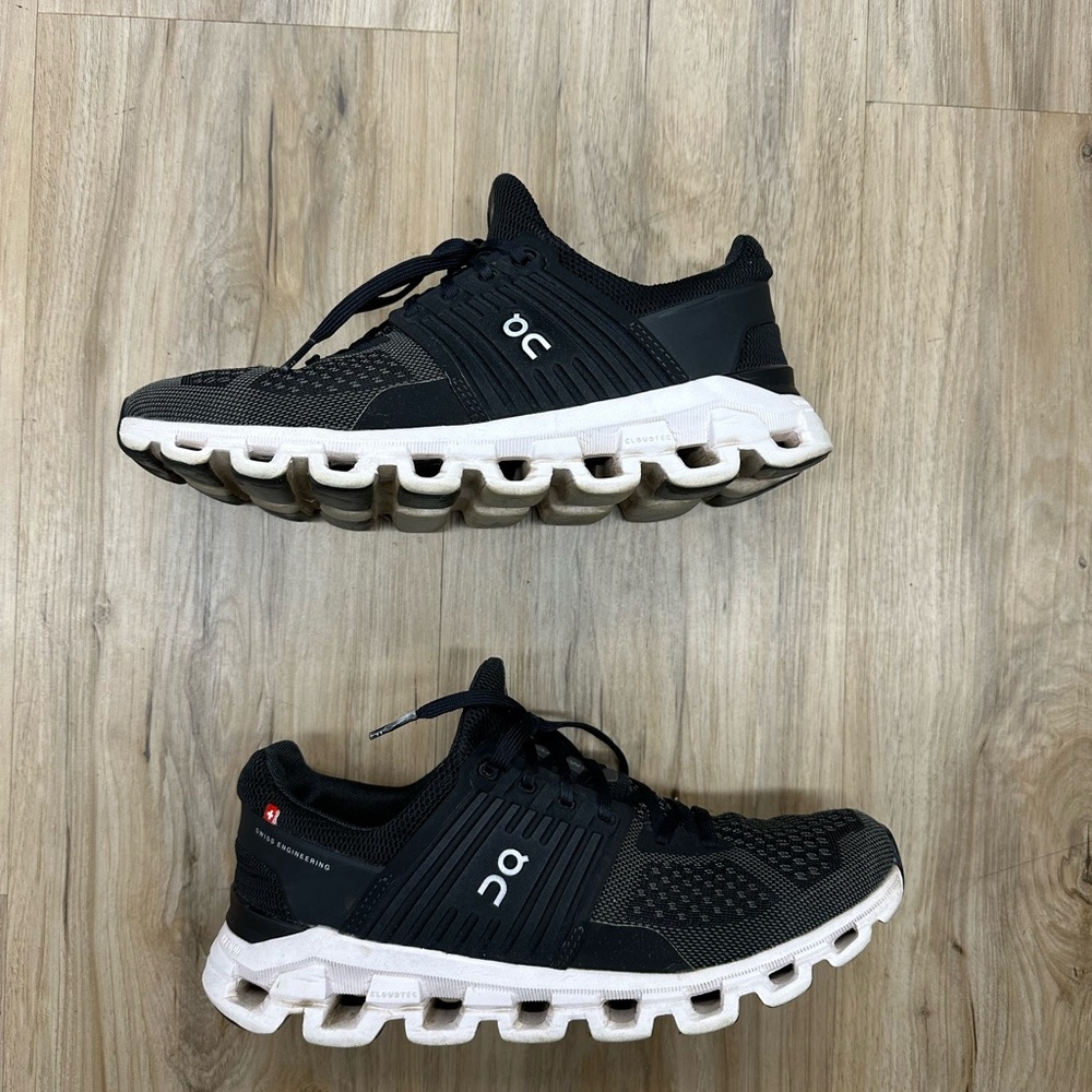 On Cloud running shoes. Cloud swift size 8.5. On Running